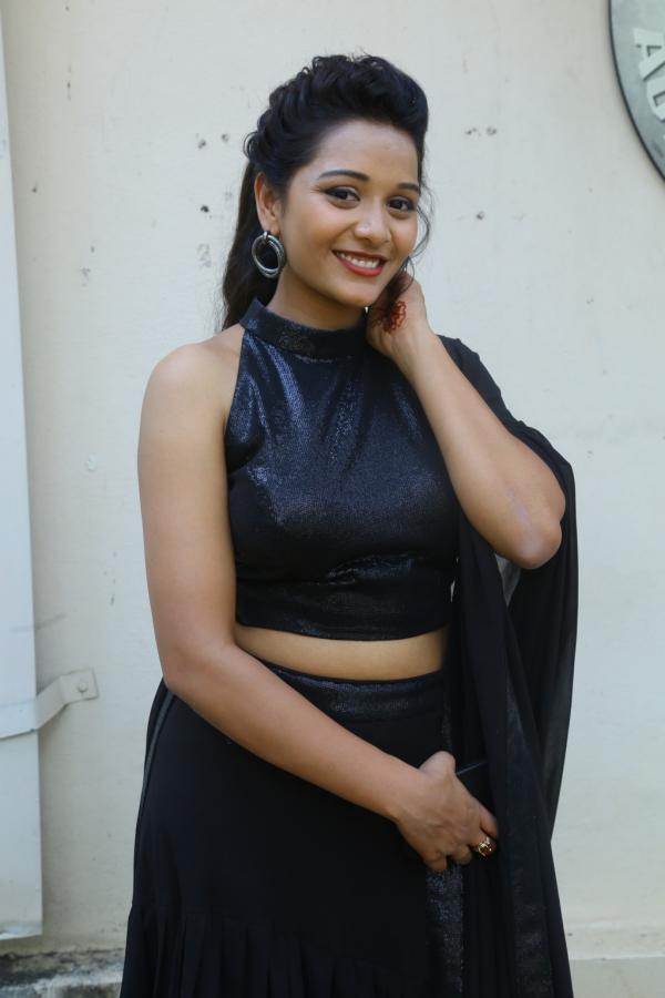 yamini-bandaru-stills-14.jpg