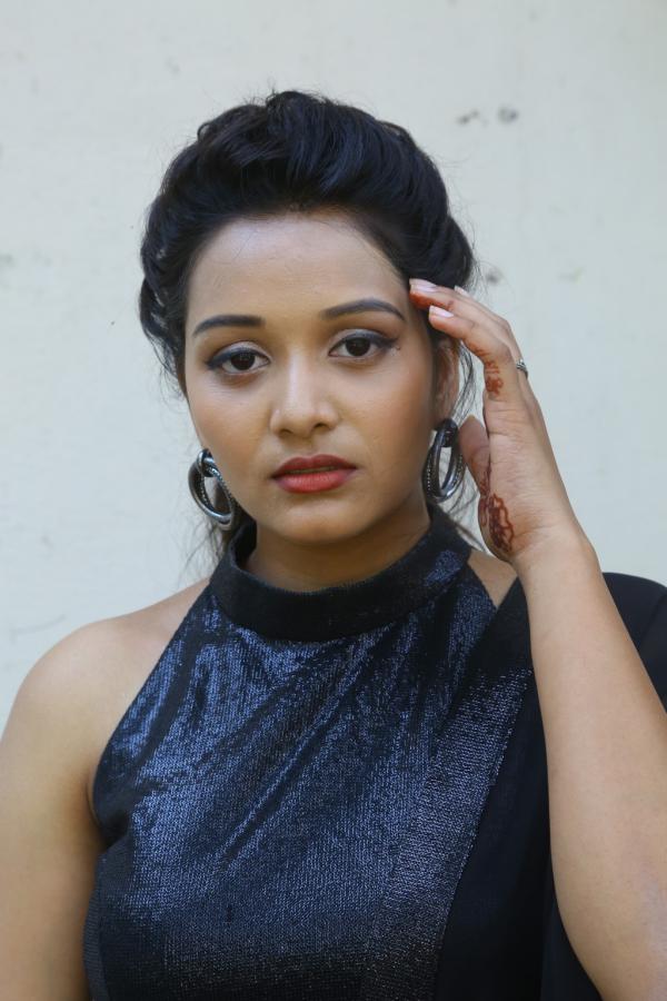 yamini-bandaru-stills-2.jpg