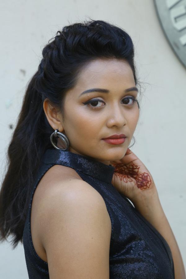yamini-bandaru-stills-3.jpg