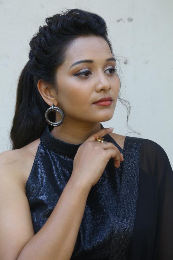 yamini-bandaru-stills-6.jpg