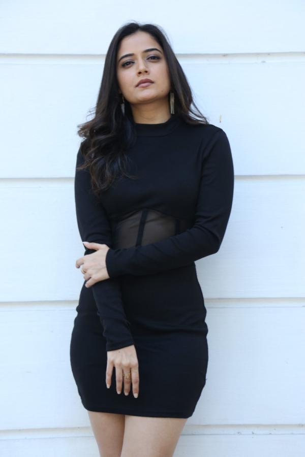 yashika-ranganath-stills-4.jpg