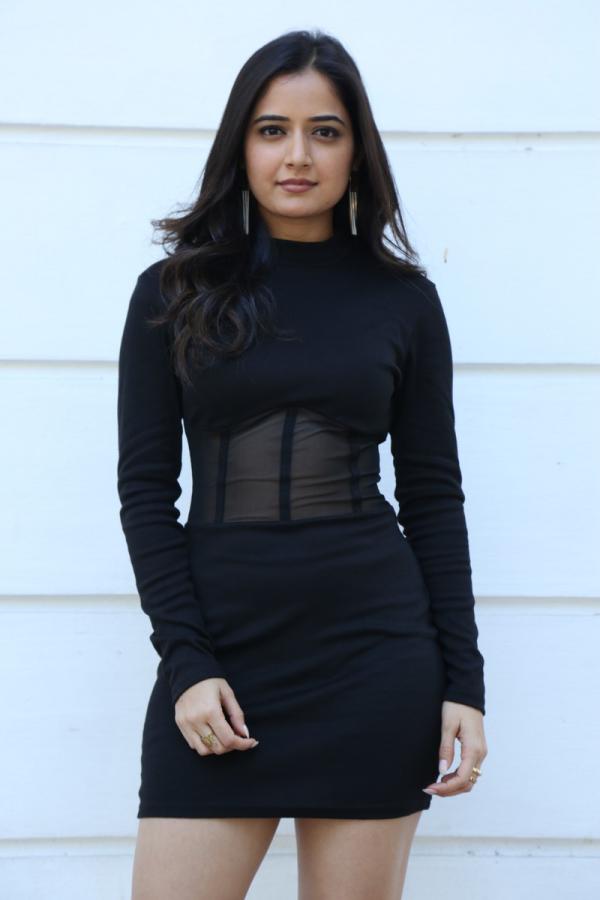 yashika-ranganath-stills-5.jpg