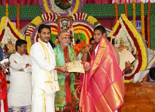 ys-jagan-at-sri-sarada-peetham-in-visakhapatnam-10.jpg