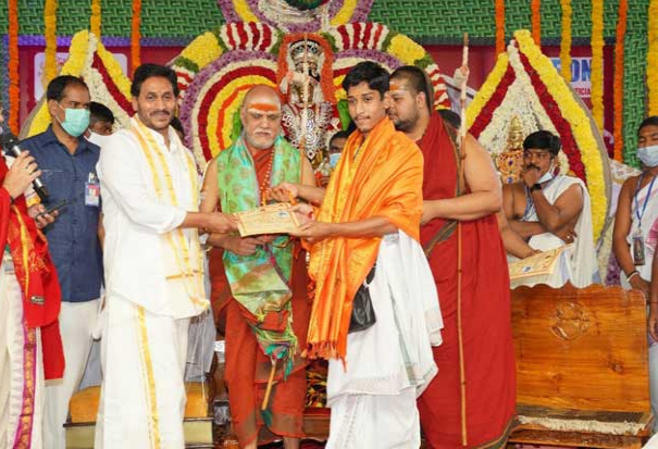 ys-jagan-at-sri-sarada-peetham-in-visakhapatnam-11.jpg