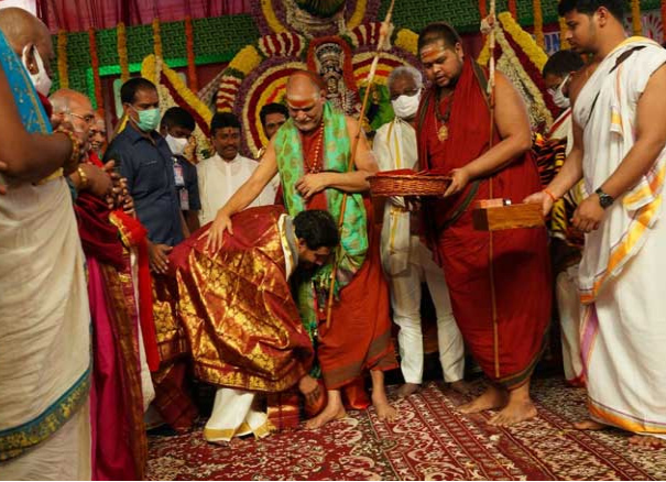 ys-jagan-at-sri-sarada-peetham-in-visakhapatnam-2.jpg