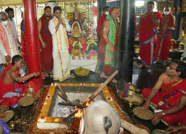 ys-jagan-at-sri-sarada-peetham-in-visakhapatnam-3.jpg