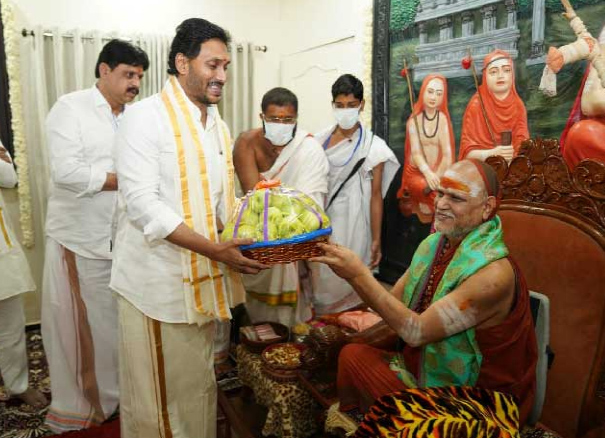 ys-jagan-at-sri-sarada-peetham-in-visakhapatnam-4.jpg