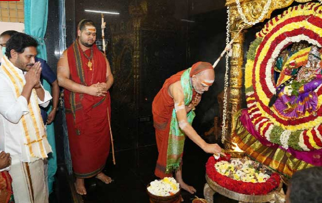 ys-jagan-at-sri-sarada-peetham-in-visakhapatnam-7.jpg