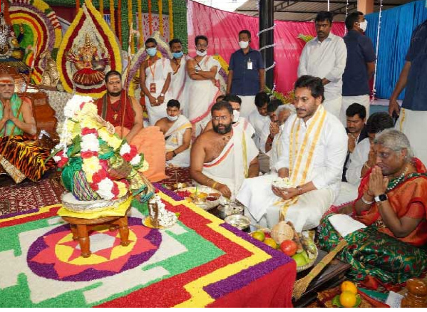 ys-jagan-at-sri-sarada-peetham-in-visakhapatnam-8.jpg