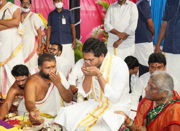 ys-jagan-at-sri-sarada-peetham-in-visakhapatnam-9.jpg