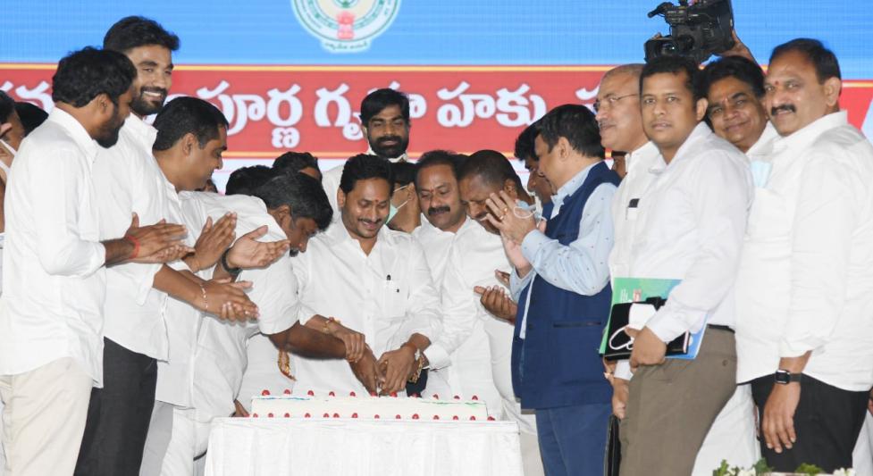 ys-jagan-launches-jagananna-sampoorna-gruha-hakku-in-tanuku-10.jpg