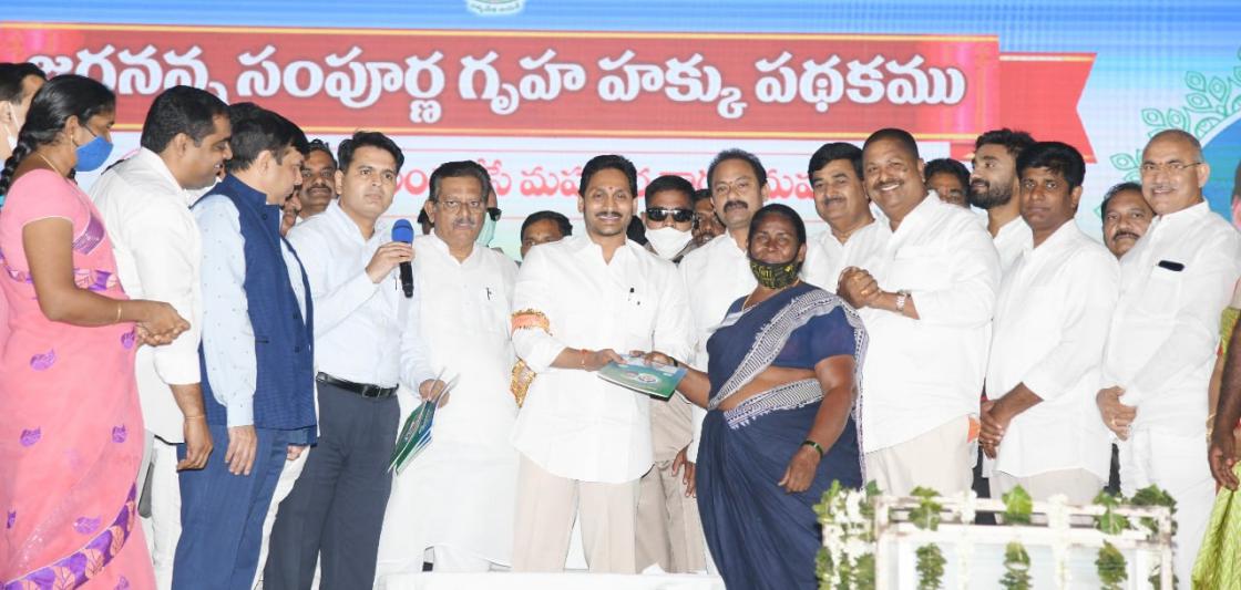 ys-jagan-launches-jagananna-sampoorna-gruha-hakku-in-tanuku-17.jpg
