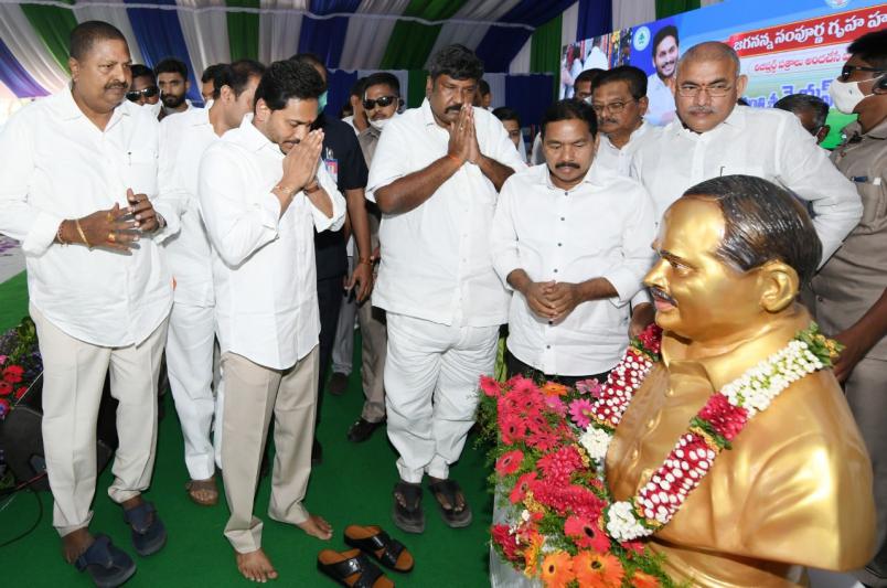 ys-jagan-launches-jagananna-sampoorna-gruha-hakku-in-tanuku-5.jpg