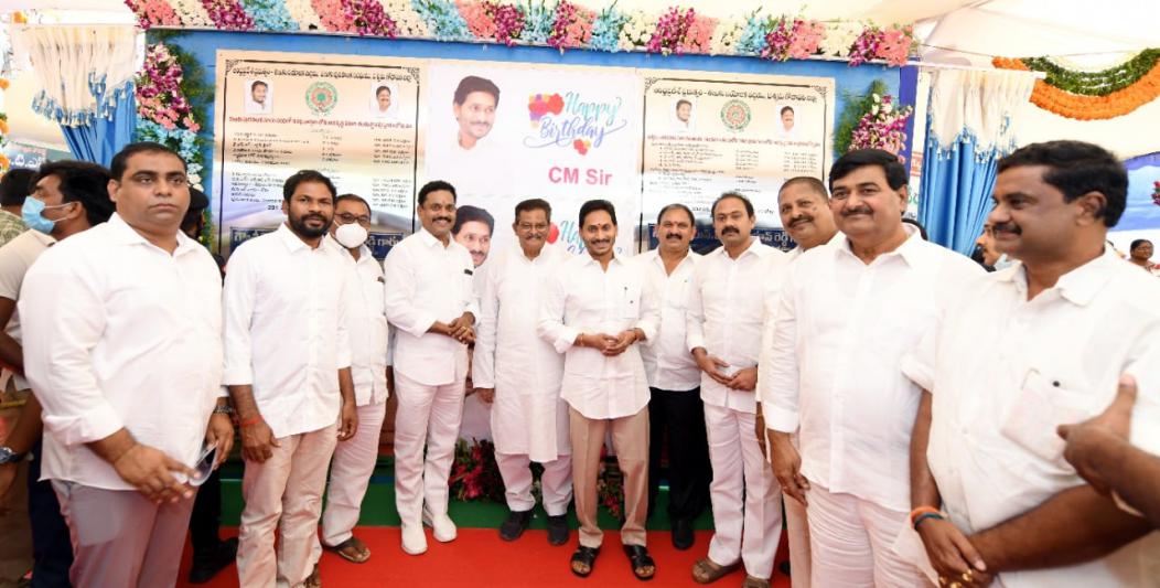 ys-jagan-launches-jagananna-sampoorna-gruha-hakku-in-tanuku-6.jpg