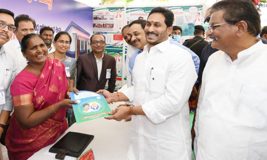 ys-jagan-launches-jagananna-sampoorna-gruha-hakku-in-tanuku-8.jpg