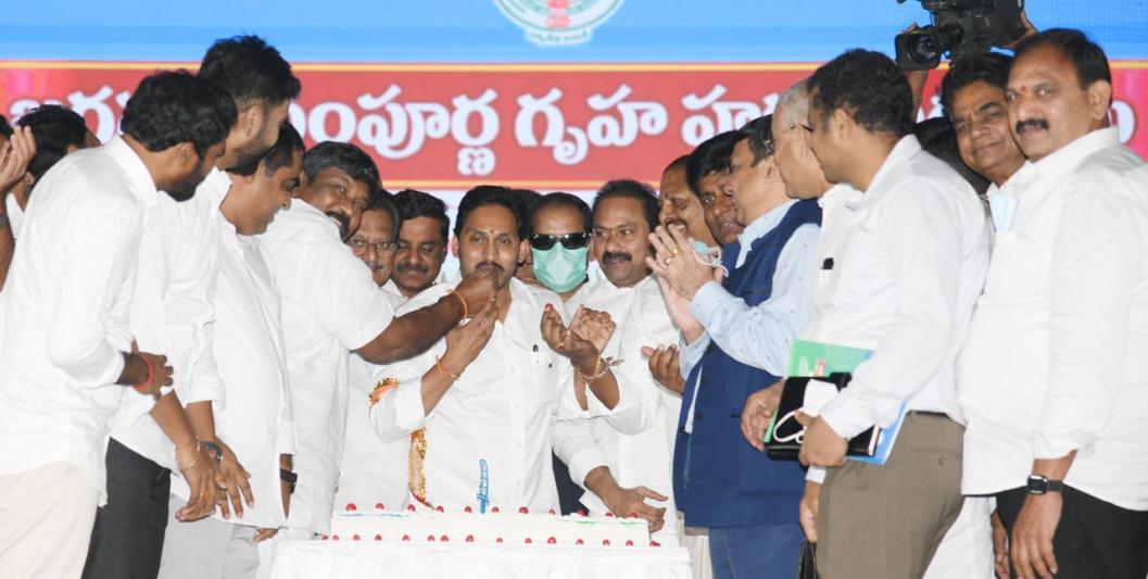 ys-jagan-launches-jagananna-sampoorna-gruha-hakku-in-tanuku-9.jpg