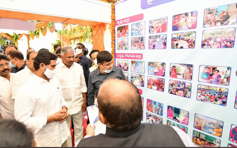 ys-jagan-launches-ysr-asara-second-phase-5.jpg