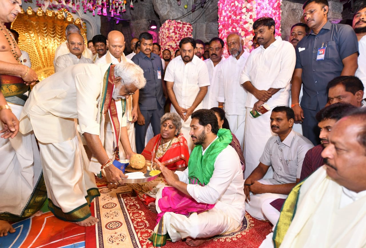 ys-jagan-visits-tirumala-2-14.jpg
