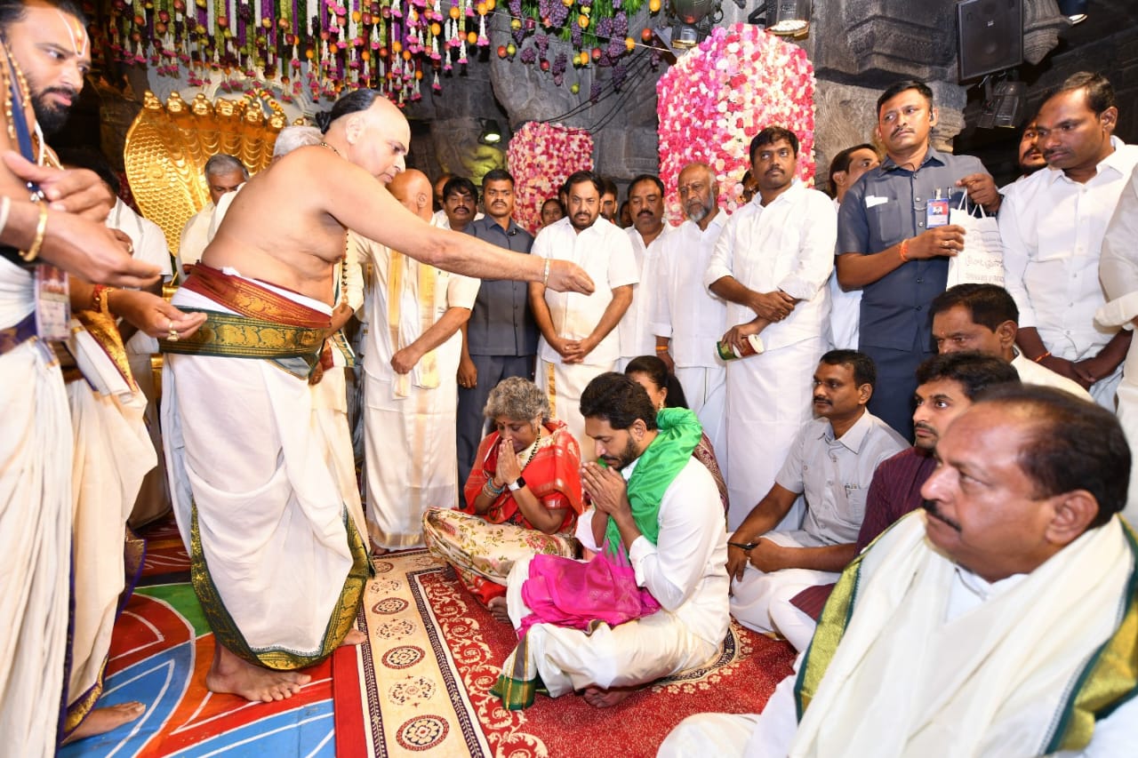 ys-jagan-visits-tirumala-2-15.jpg