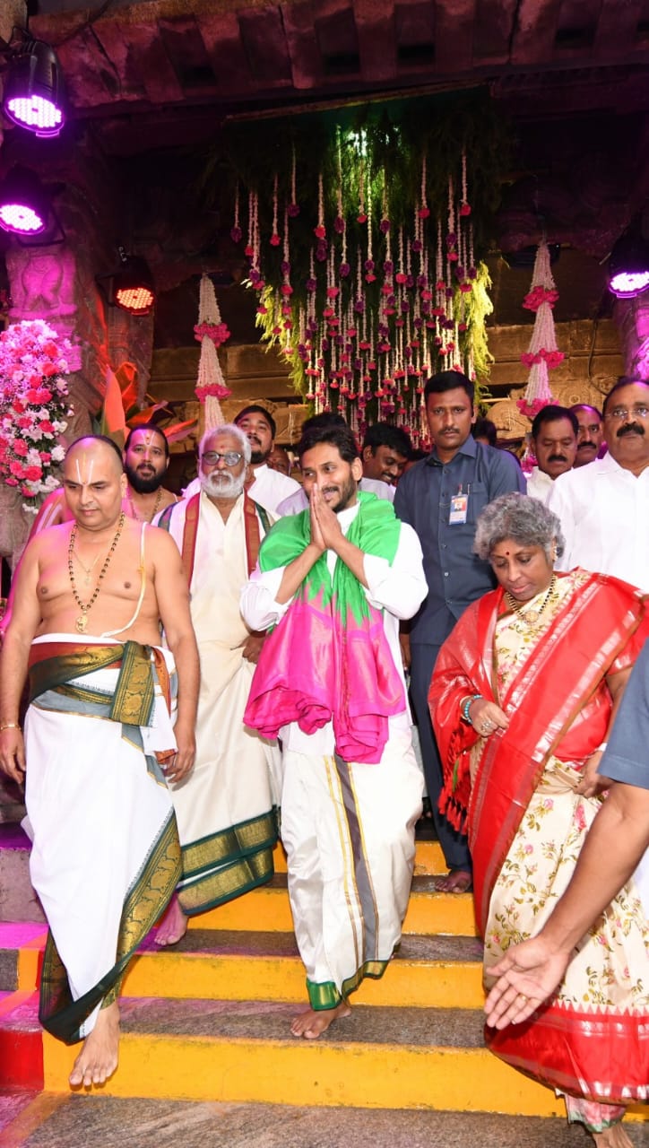 ys-jagan-visits-tirumala-2-2.jpg