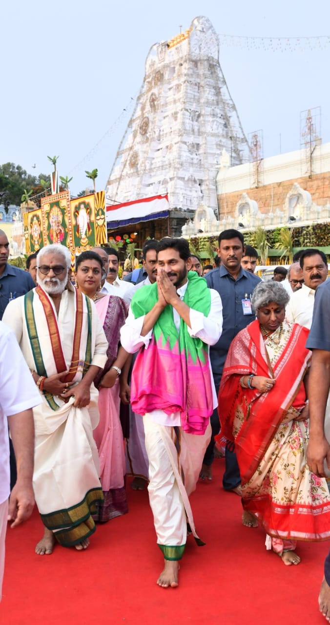 ys-jagan-visits-tirumala-2-4.jpg