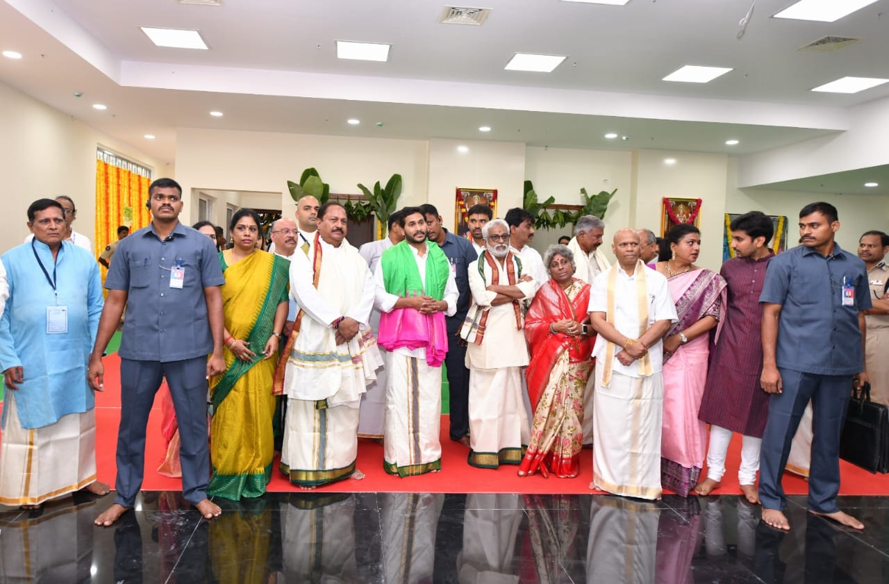 ys-jagan-visits-tirumala-2-8.jpg