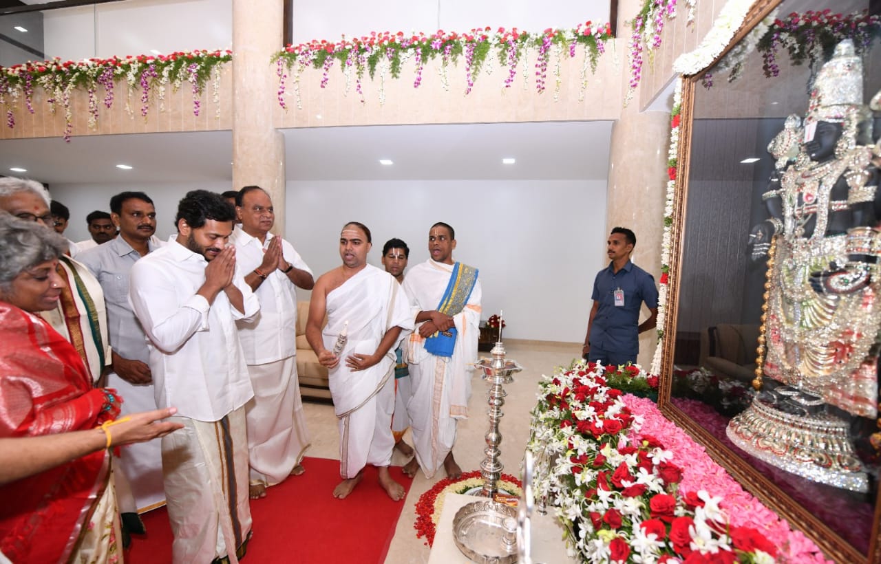 ys-jagan-visits-tirumala-2-9.jpg