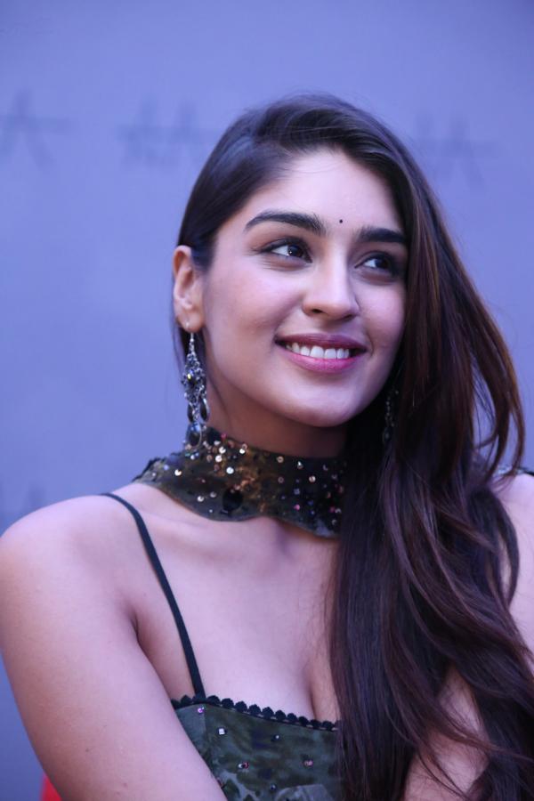 yukti-thareja-stills-2-3.jpg