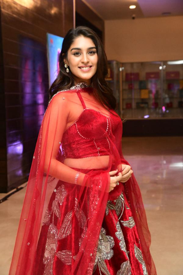 yukti-thareja-stills-3-2.jpg