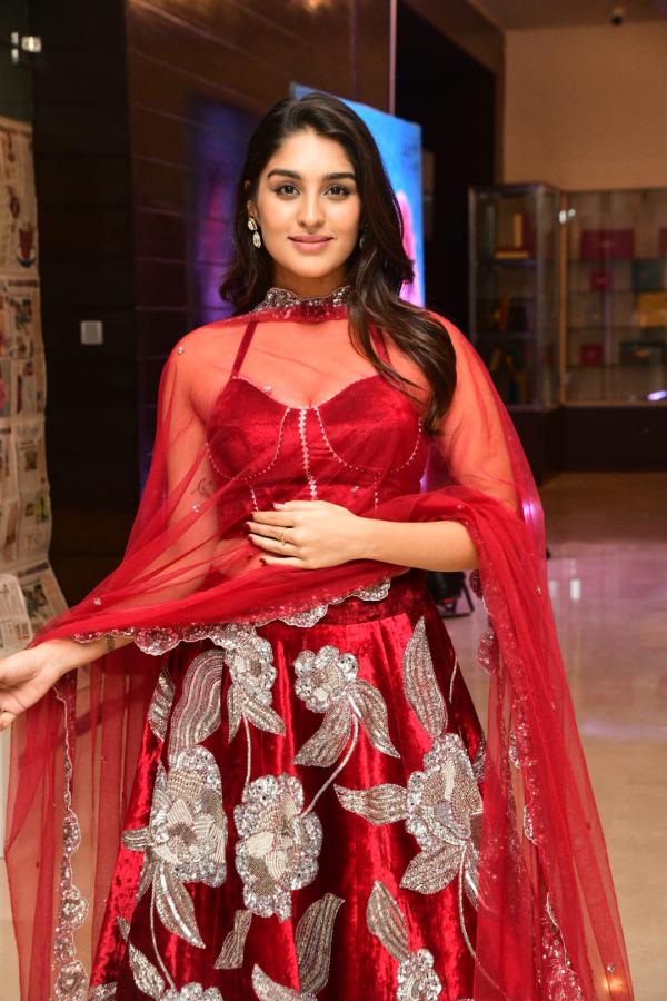 yukti-thareja-stills-3-4.jpg