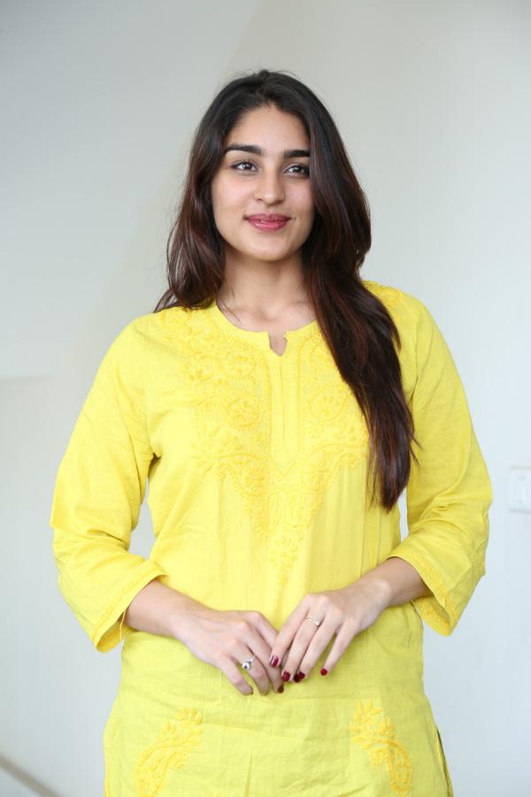 yukti-thareja-stills-4-14.jpg