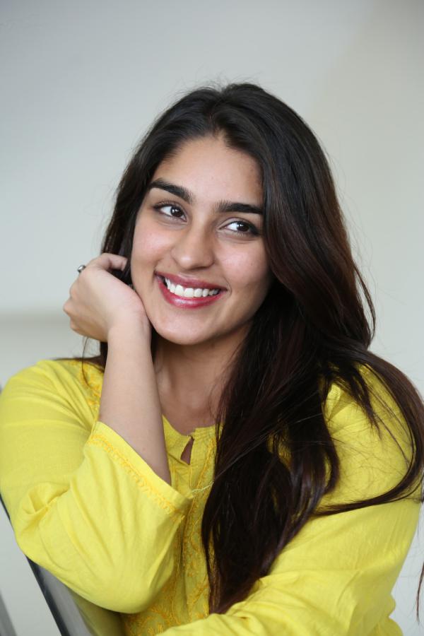 yukti-thareja-stills-4-2.jpg