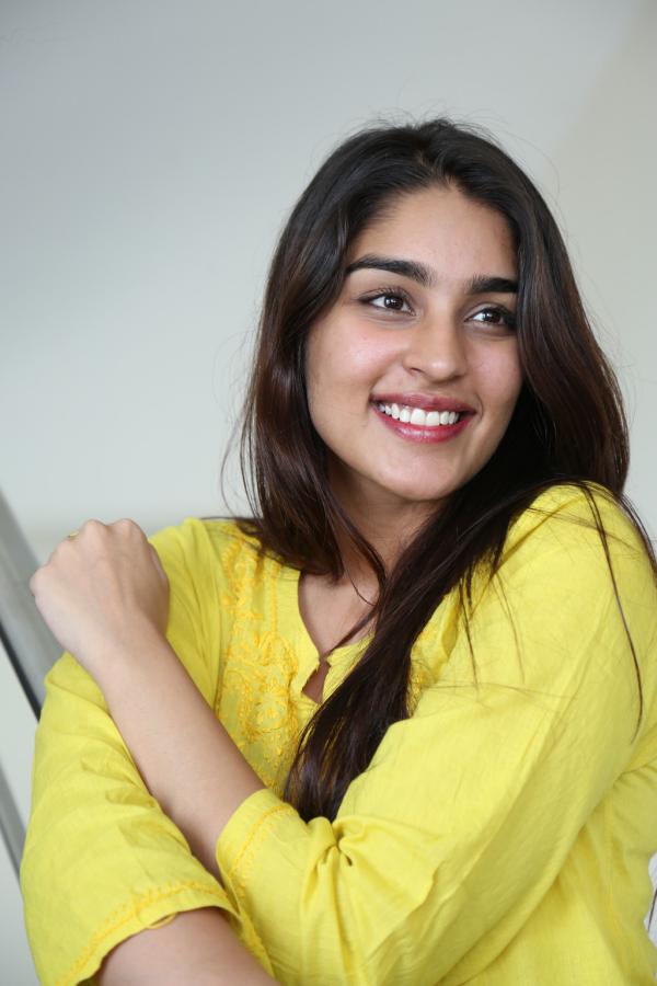 yukti-thareja-stills-4-5.jpg