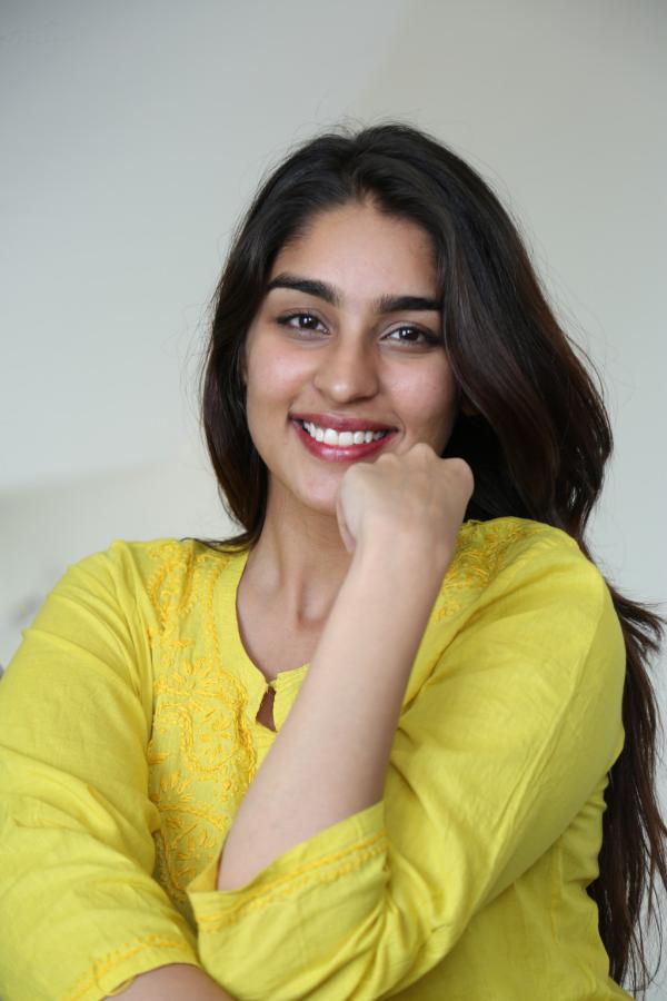 yukti-thareja-stills-4-6.jpg