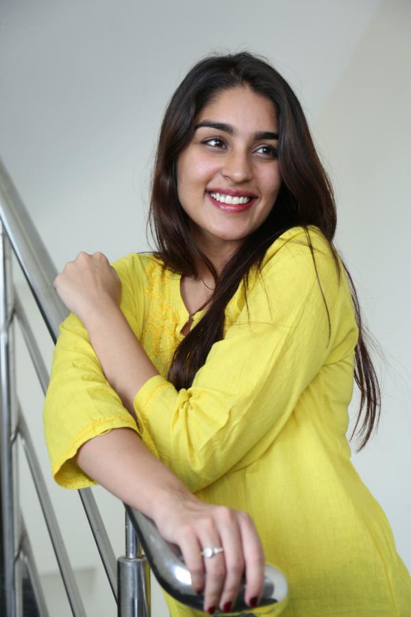 yukti-thareja-stills-4-7.jpg