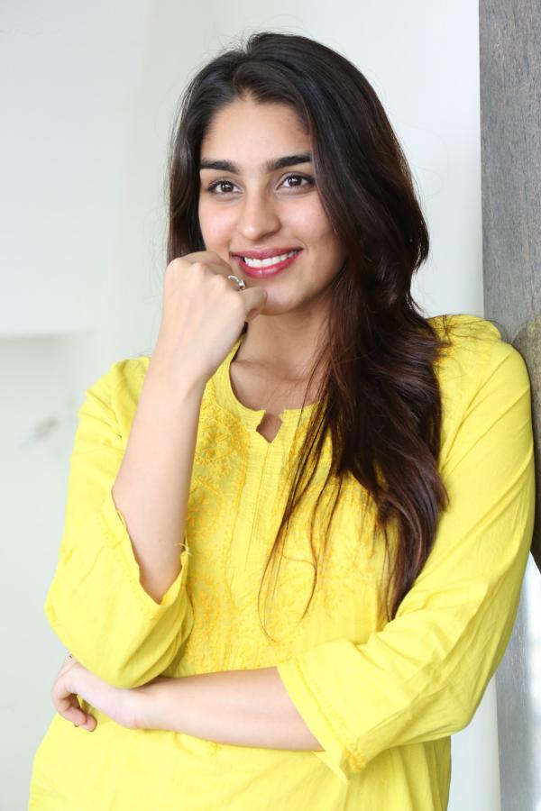 yukti-thareja-stills-4-8.jpg