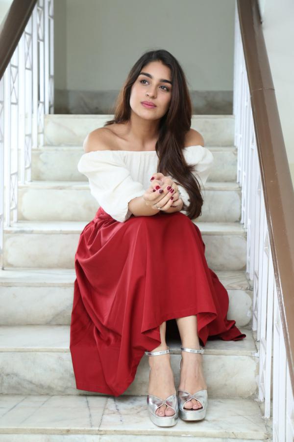 yukti-thareja-stills-5-16.jpg