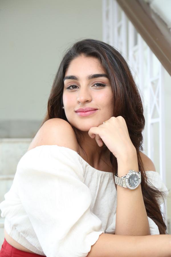 yukti-thareja-stills-5-2.jpg