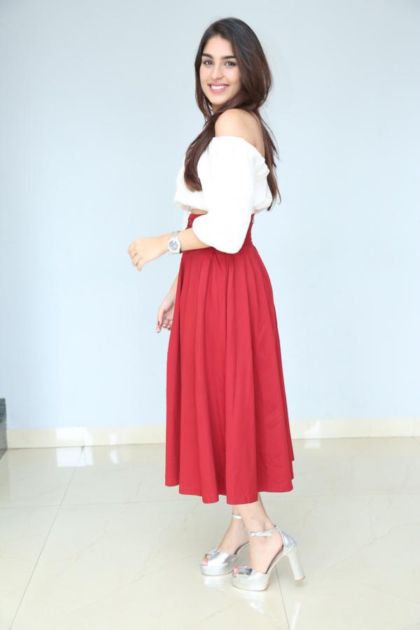 yukti-thareja-stills-5-20.jpg