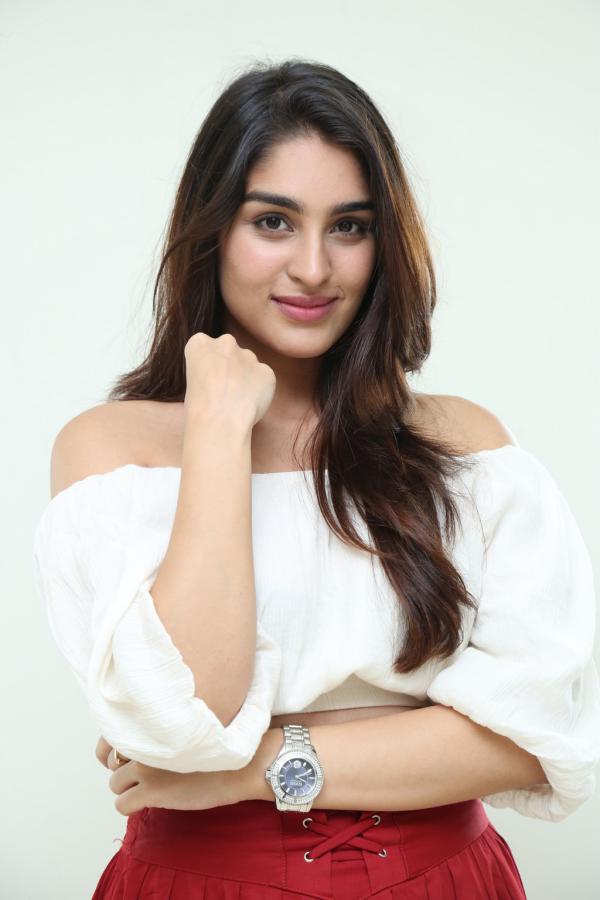 yukti-thareja-stills-5-3.jpg