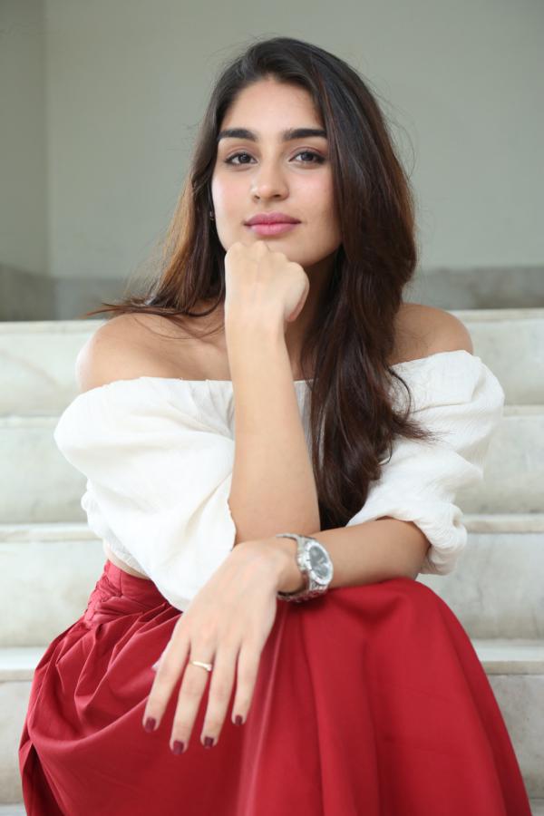 yukti-thareja-stills-5-5.jpg