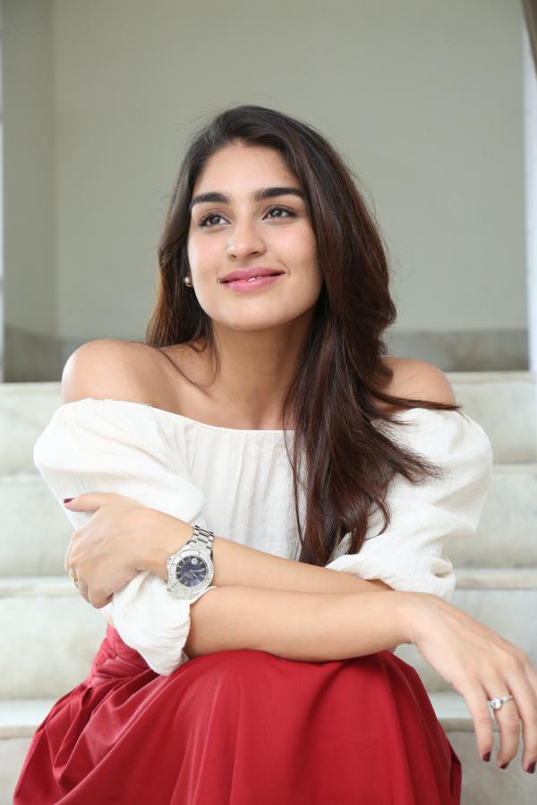 yukti-thareja-stills-5-7.jpg