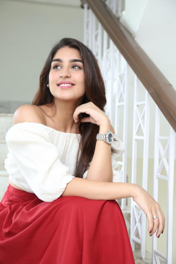 yukti-thareja-stills-5-8.jpg