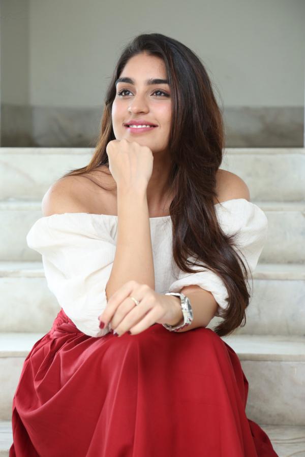 yukti-thareja-stills-5-9.jpg