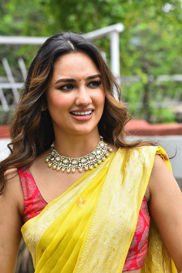 akansha-sharma-stills-10.jpg
