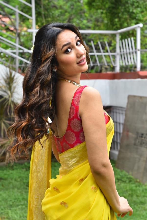 akansha-sharma-stills-11.jpg