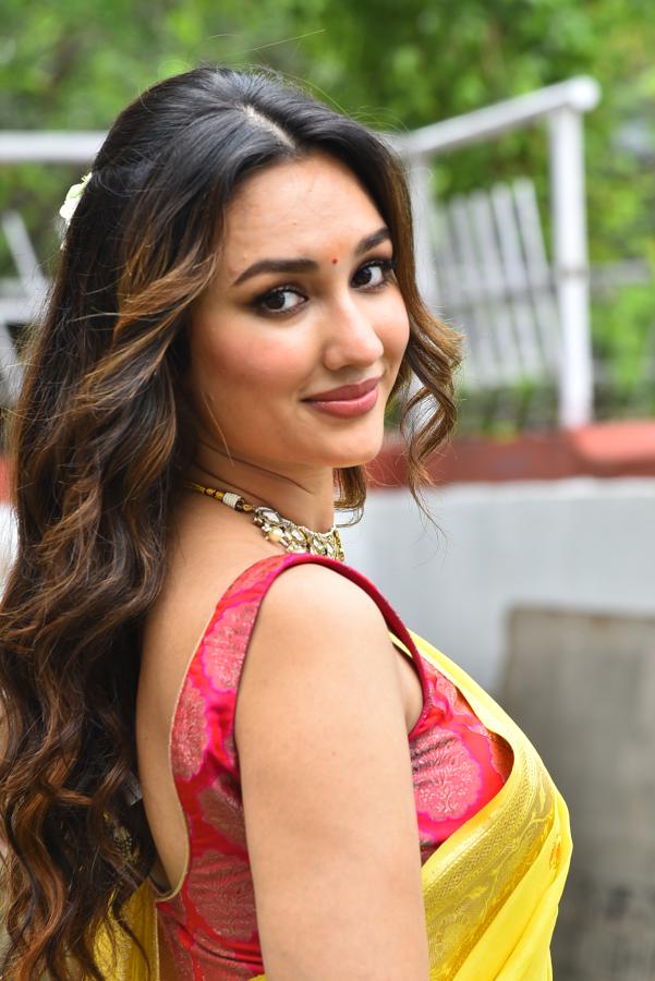akansha-sharma-stills-12.jpg