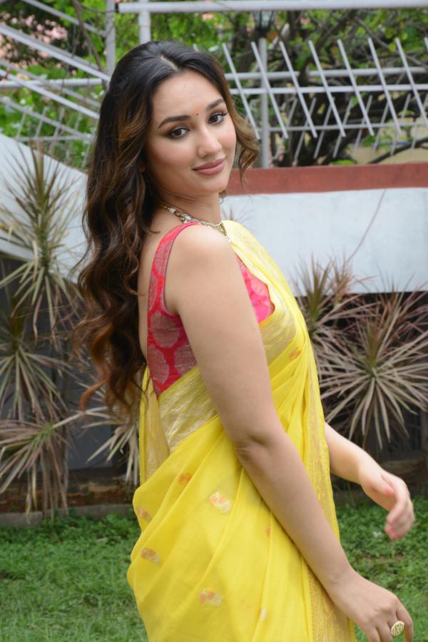 akansha-sharma-stills-23.jpg