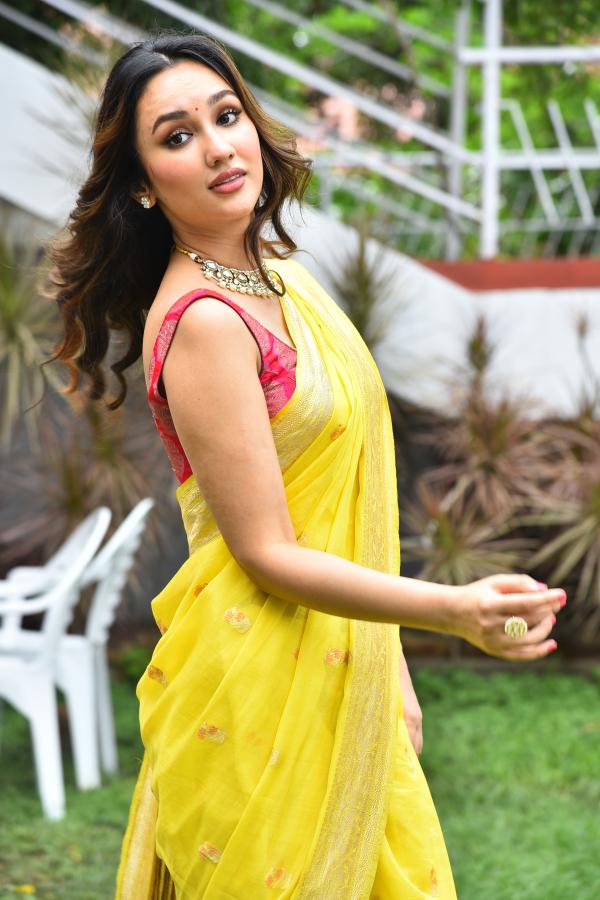 akansha-sharma-stills-3.jpg