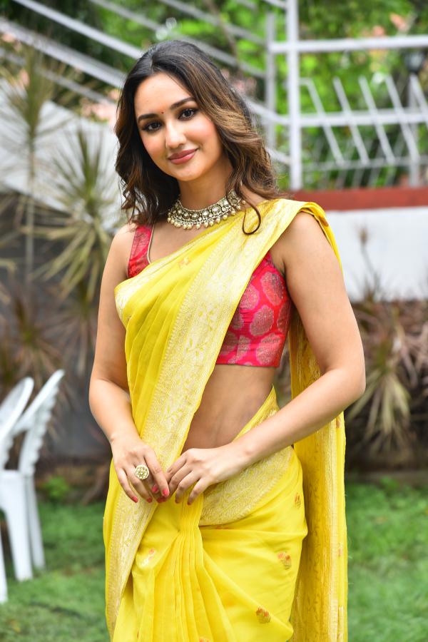 akansha-sharma-stills-4.jpg
